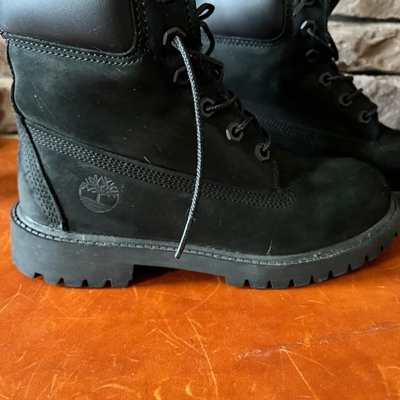 Timberland black boots. Size 4. Pristine condition. - Picture 2 of 6